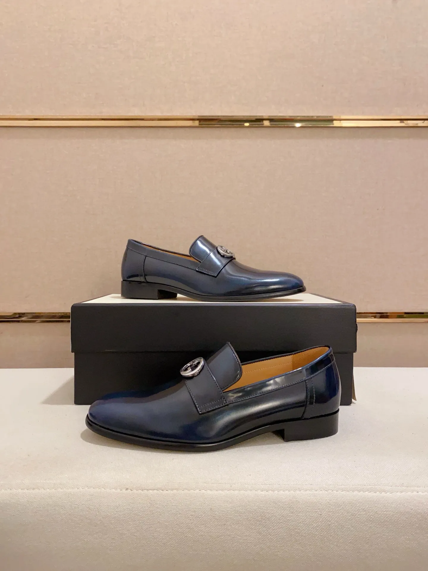 Men's shoes 💰: 520💰 (GUCCI) new series ss hot new products 💢 💠 Casual leather shoes 👞, first layer of cowhide, upper hardware buckles and logo on the sides of the shoe, brand logo on the insole and sole 💠 💎Upper: 100% cowhide 💎Inner: cowhide/100% 💎Feet: cowhide/100% 💎Sole: rubber/100% 💎SIZE: 38 39 40 41 42 43 44 Can be customized 45